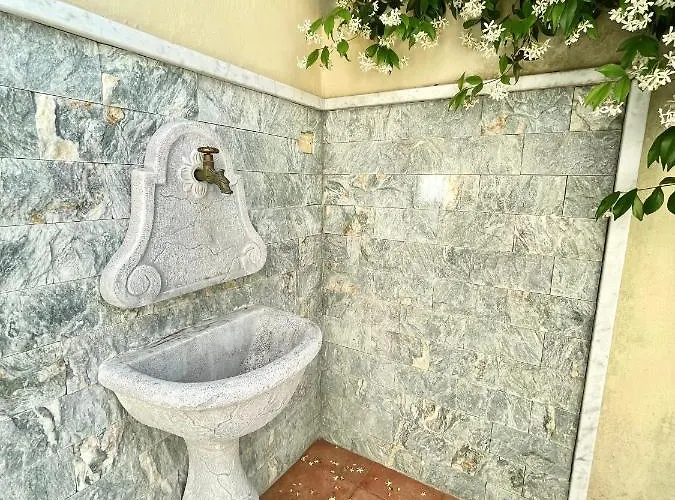 Ampia Casa Con Giardino Виареджо