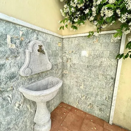 Ampia Casa Con Giardino 维亚雷焦